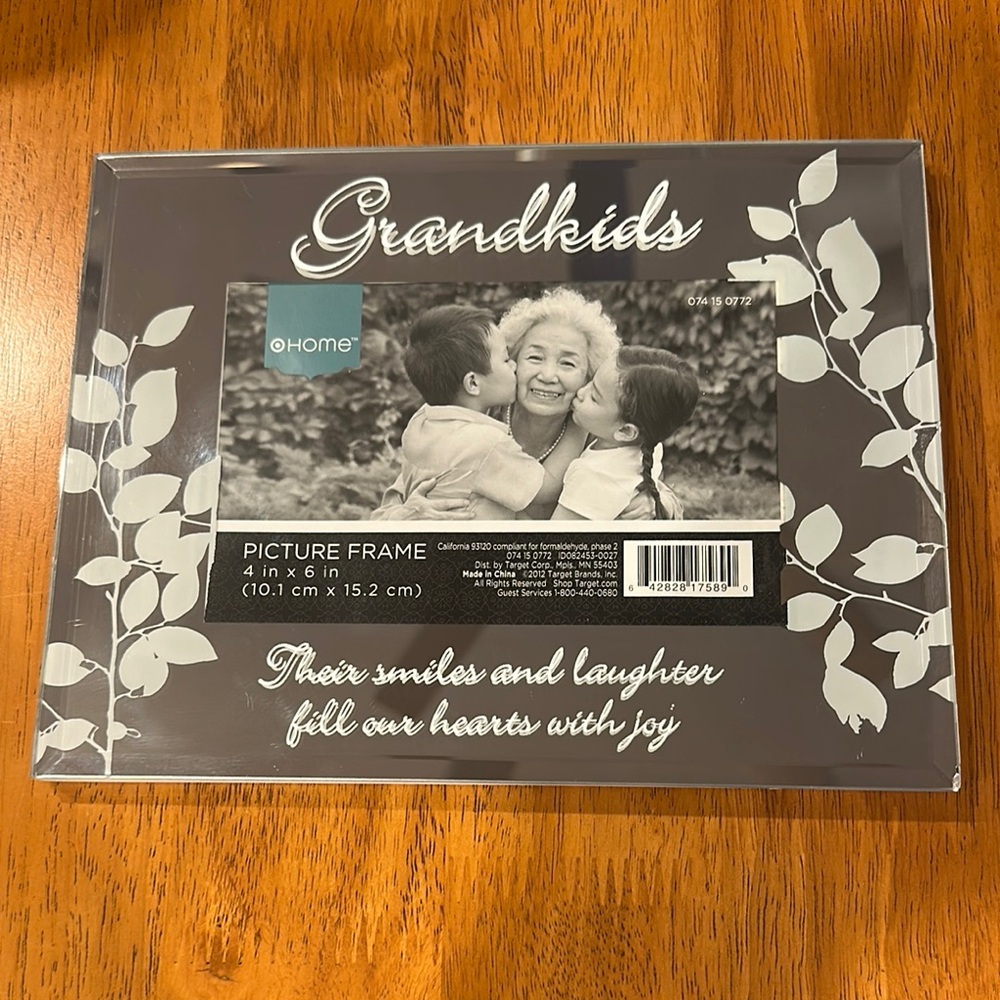 Picture frame, mirrored. “Grandkids”. 4x6 NWT never been used.